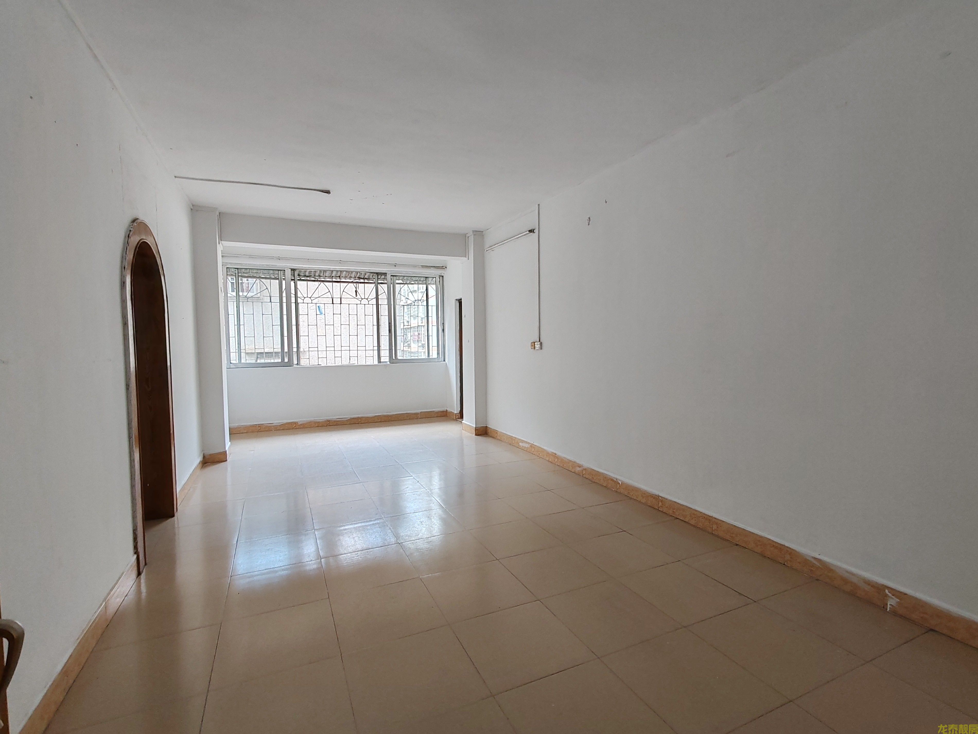 老城区民政局附近步梯三楼